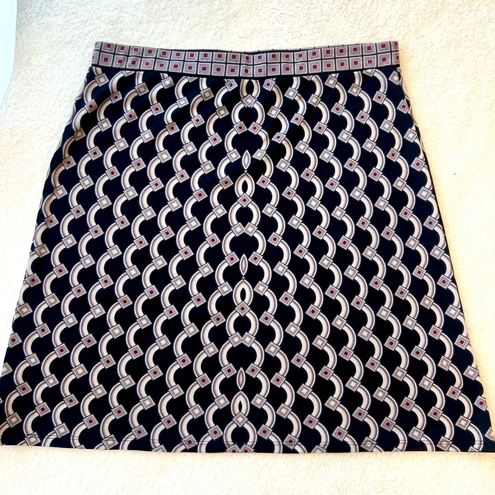 Max Studio Elegant Black, Burgundy and Cream Diamond Patterned Skirt